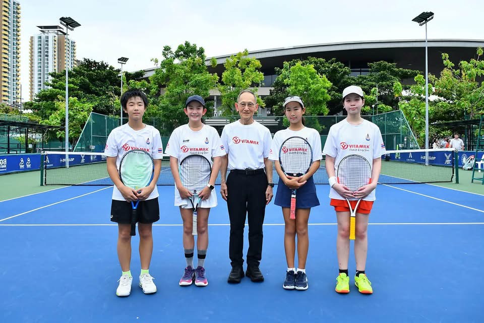 "เจ้าสัวโชติ" คุณโชติ โสภณพนิช เยี่ยมชมค่ายเทนนิส "ดาวรุ่งมุ่งความเป็นเลิศ"  โครงการปั้นนักหวดสู่รั้วเยาวชนทีมชาติไทย 